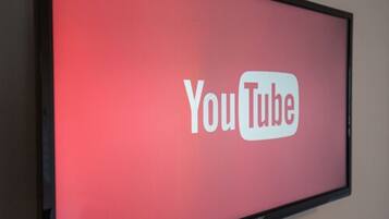 Un televisor de pantalla plana mostrando el logotipo de YouTube.