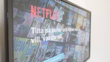 Una pared con un collage de portadas de revistas y la palabra "NETFLIX" destacada.