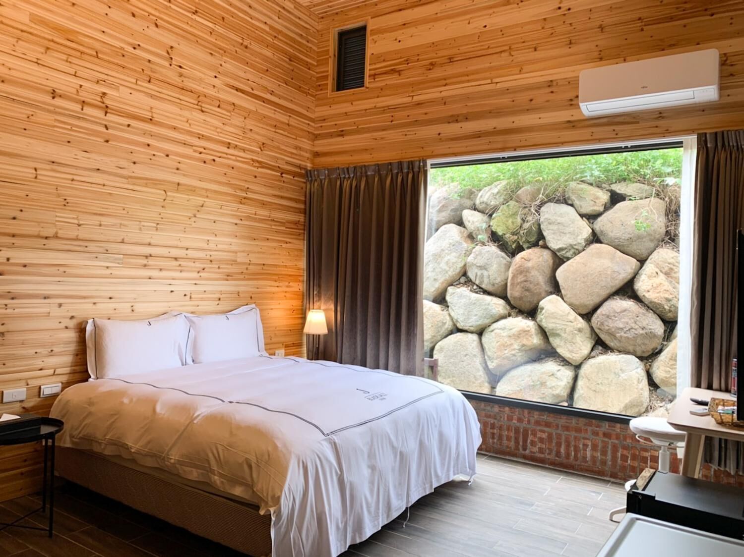 高档床上用品、遮光窗帘、免费 WiFi、床单