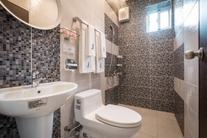 Chuveiro, produtos de toalete grátis, secador de cabelo, chinelos