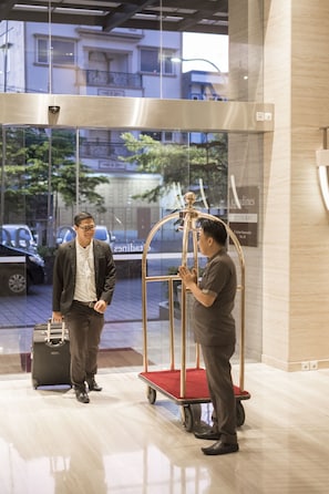 Lobby - FOX Lite Royal Bay Makassar (Makassar)