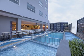 Outdoor pool - FOX Lite Royal Bay Makassar (Makassar)