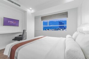 Premium bedding, in-room safe, desk, blackout drapes - FOX Lite Royal Bay Makassar (Makassar)