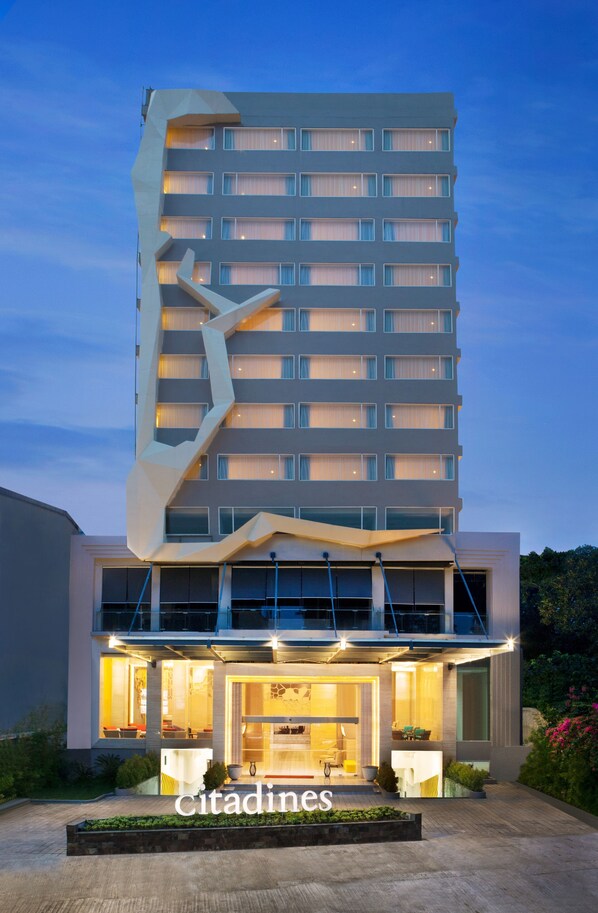 Front of property – evening/night - FOX Lite Royal Bay Makassar (Makassar)