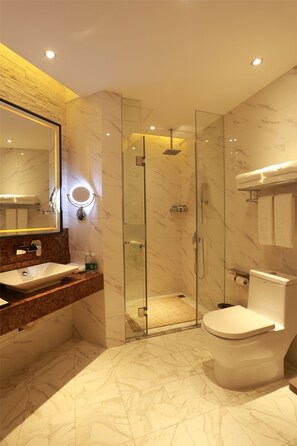 Business Suite | Bathroom | Free toiletries, hair dryer, bathrobes, slippers - Aulicare Collection Hotel Harbin (Harbin)