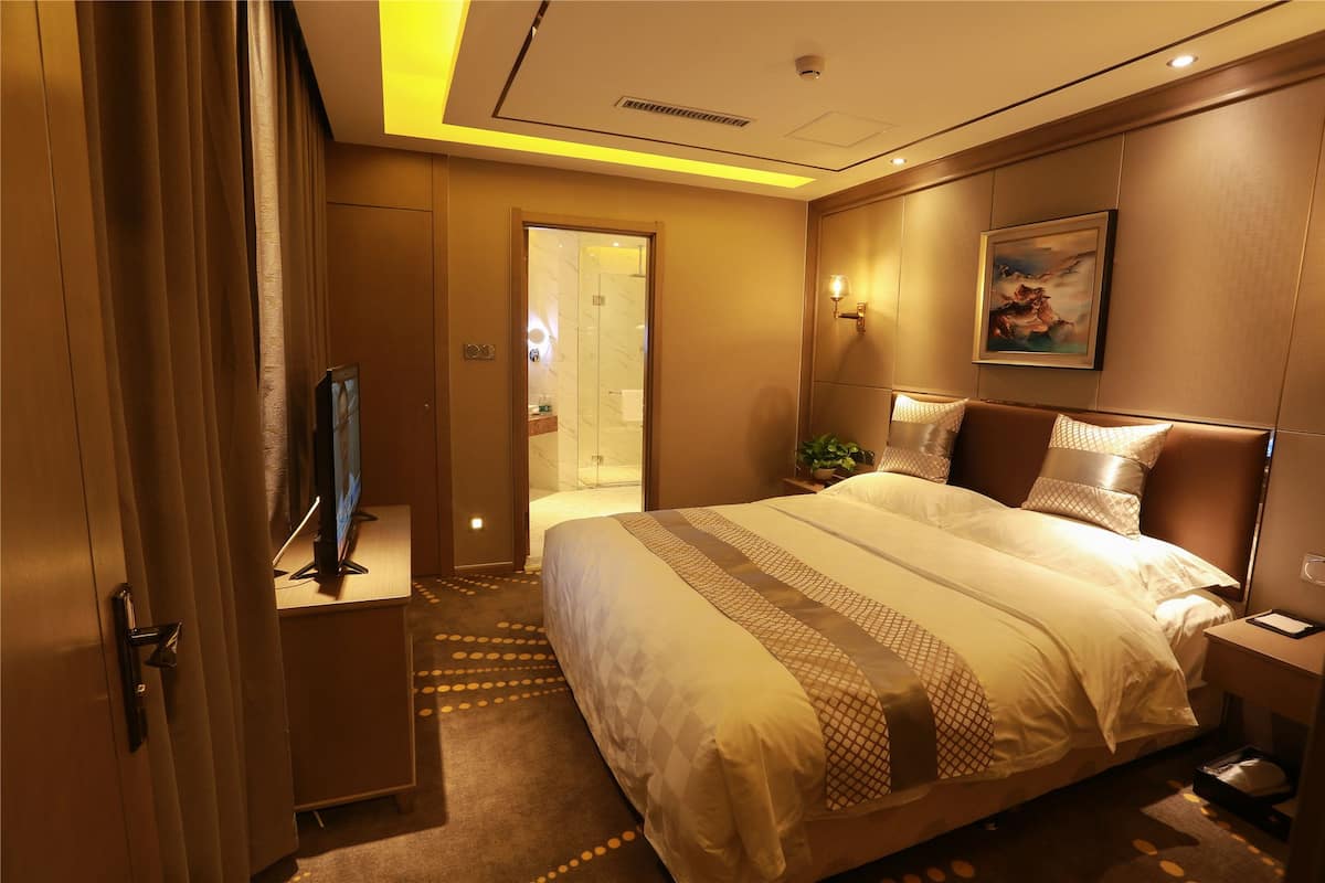 Business Suite | Premium bedding, minibar, in-room safe, desk