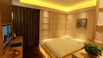 Design Room | Peralatan tempat tidur premium, bar mini, peti besi dalam bilik, meja