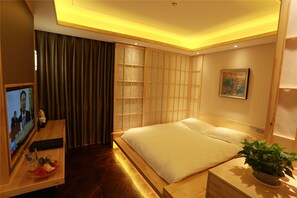 Habitación de diseño | Ropa de cama de alta calidad, minibar, caja fuerte y escritorio