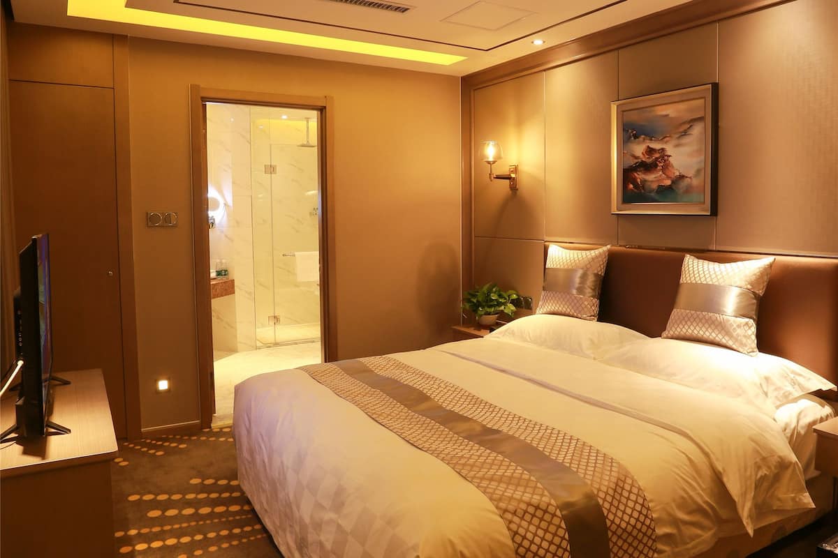 Executive Suite | Premium bedding, minibar, in-room safe, desk
