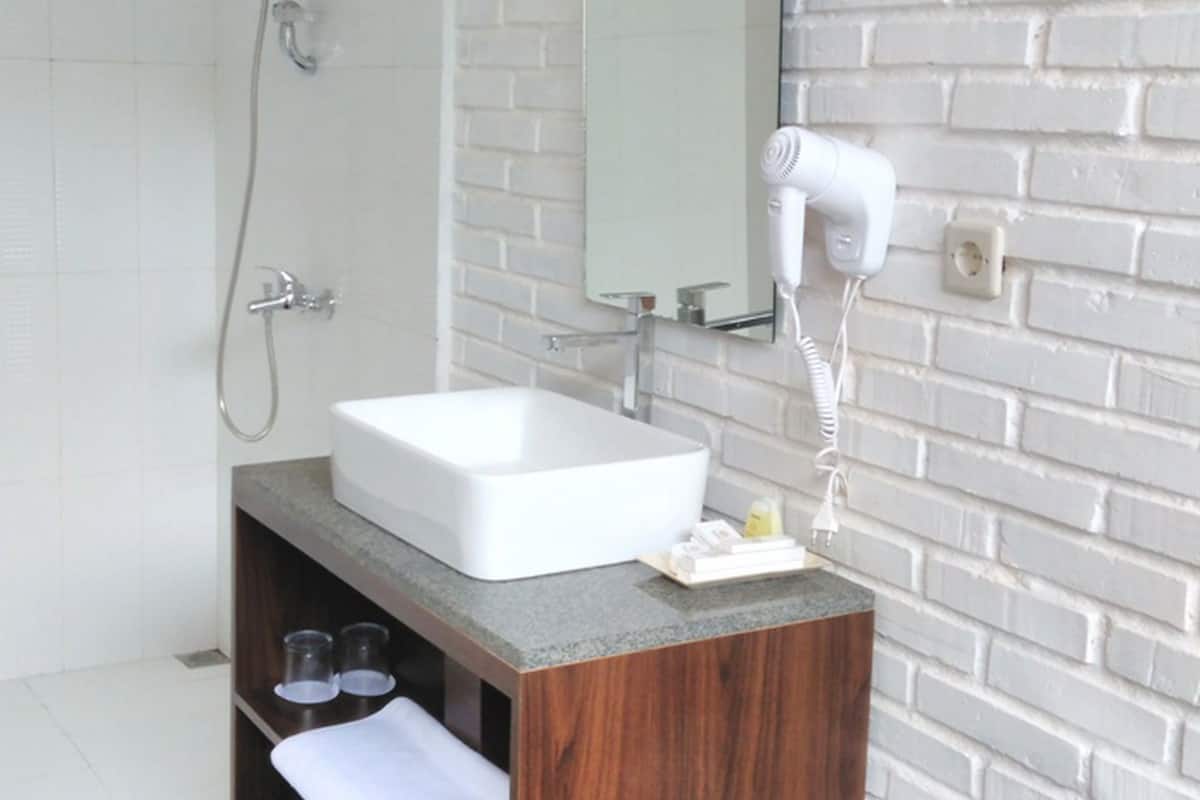 triple room, pool view | bathroom | shower, free toiletries, hair dryer, slippers