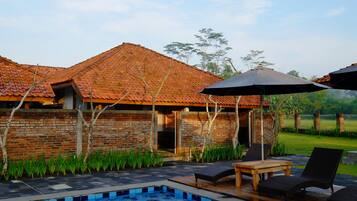 Kamar Triple, pemandangan kolam renang | Brankas, meja kerja, tirai kedap cahaya, dan Wi-Fi gratis