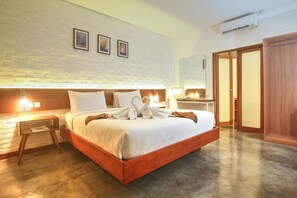 Caja de seguridad en la habitación, escritorio y cortinas blackout