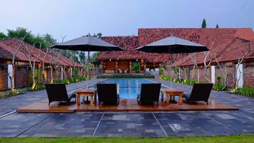 Kolam renang outdoor, dengan kursi berjemur