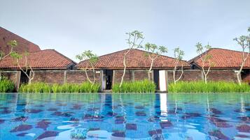 Kolam renang outdoor, dengan kursi berjemur