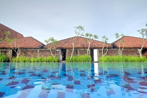 Outdoor pool, pool loungers - Shankara Borobudur (Borobudur)