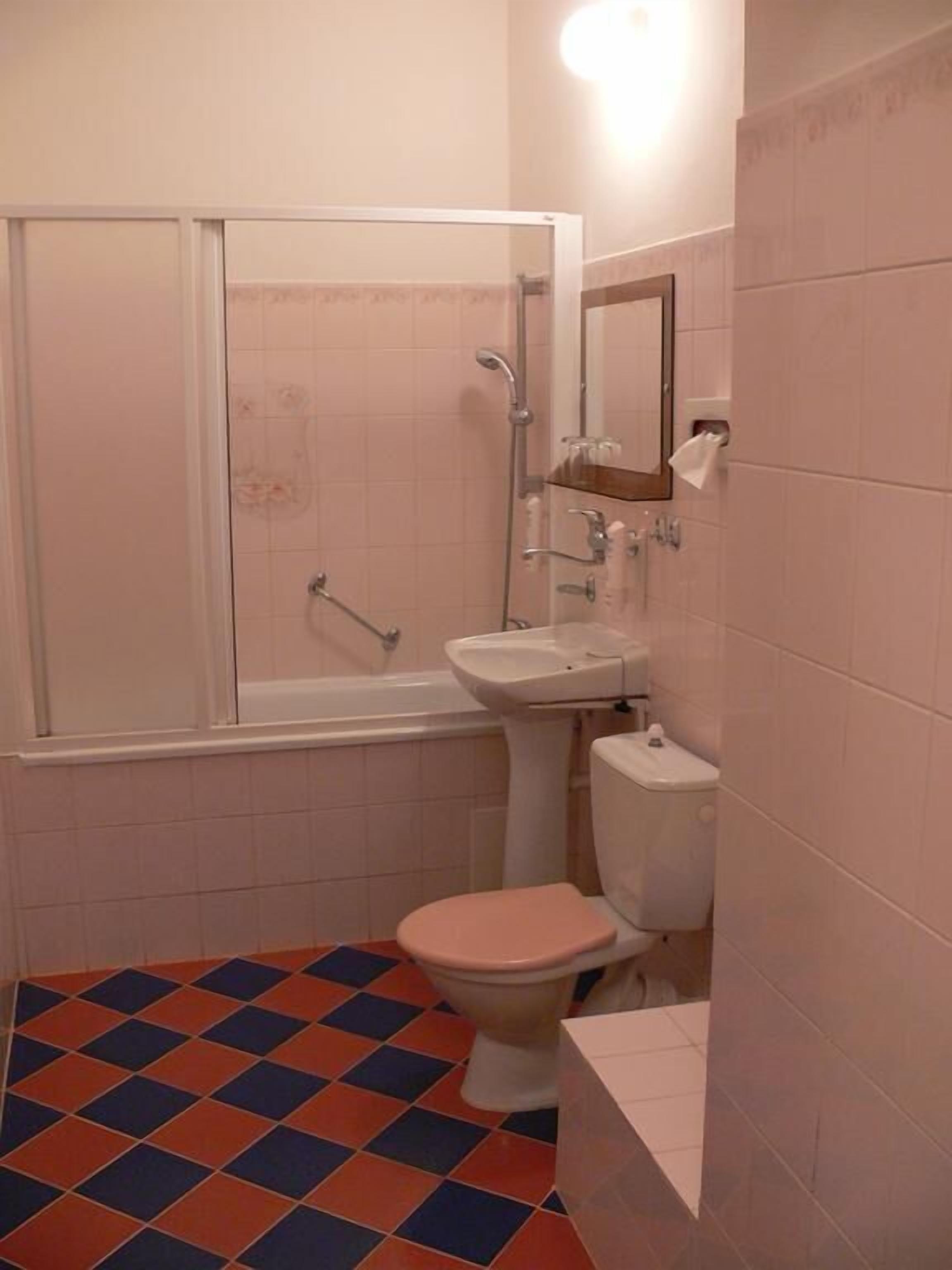 bathtub, free toiletries, towels