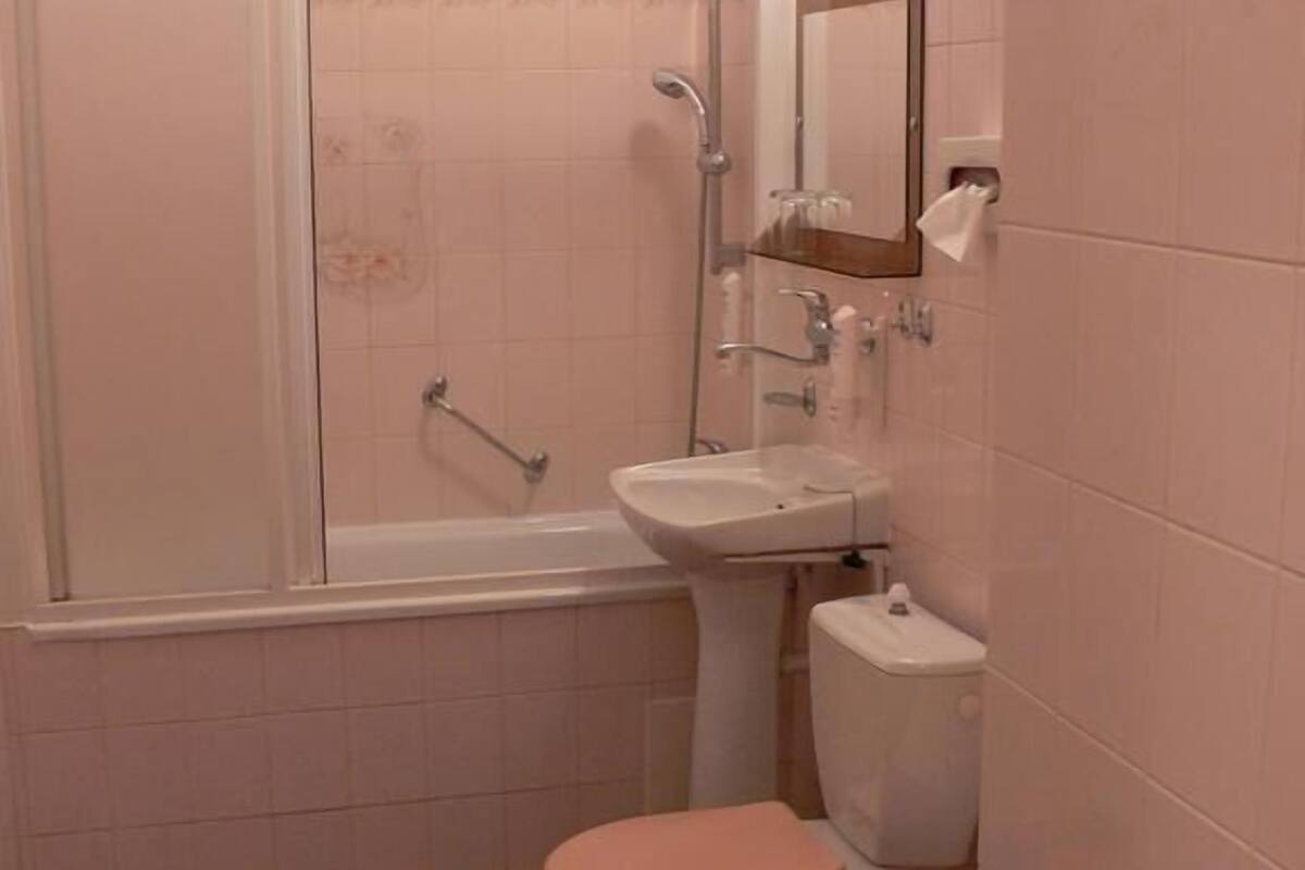 bathtub, free toiletries, towels