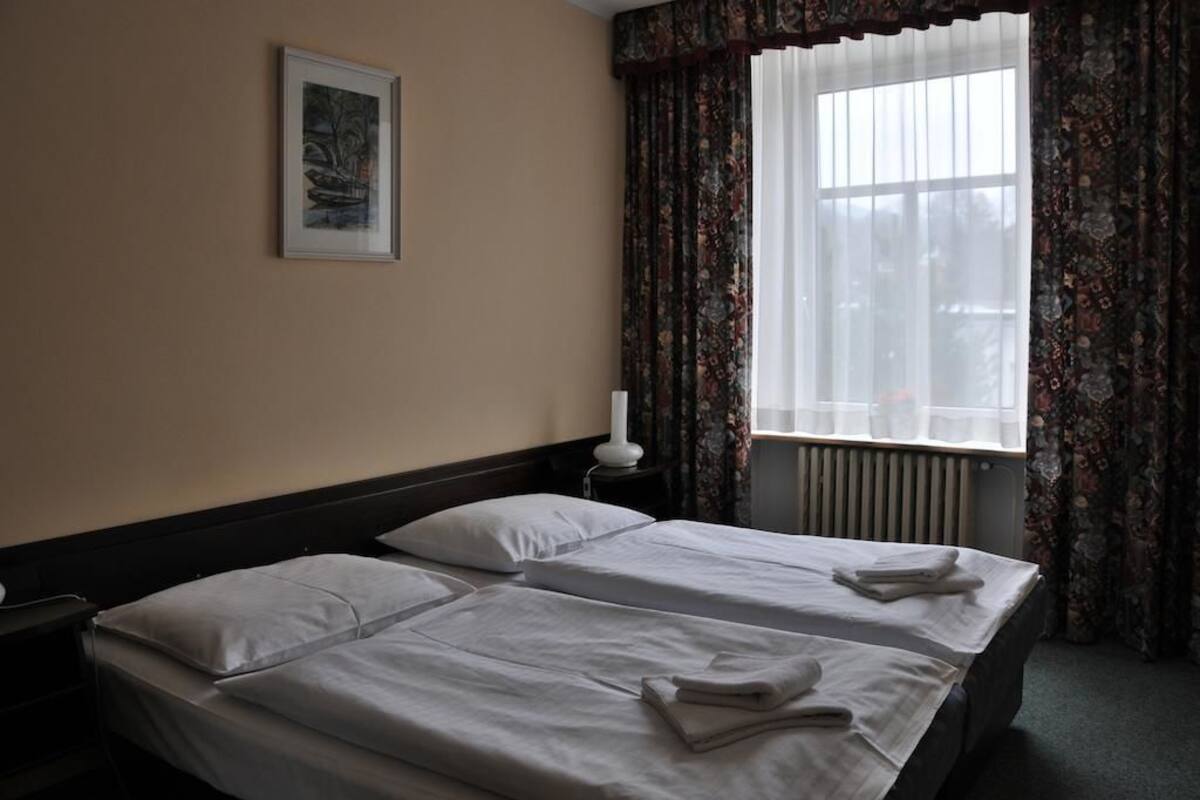 Standard-Doppelzimmer | Zimmersafe, Schreibtisch, Bügeleisen/Bügelbrett, kostenlose Babybetten