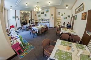 Tägliches Frühstücksbuffet (108 CZK pro Person)