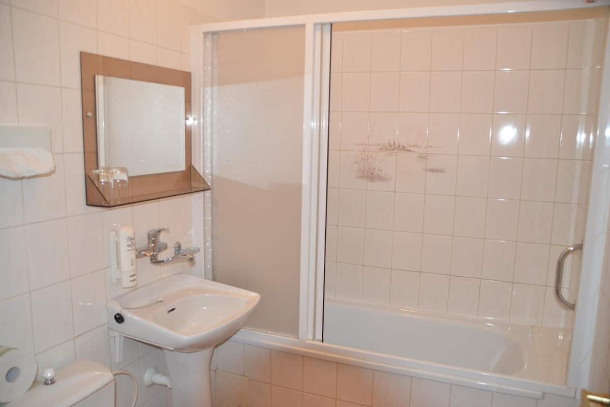 bathtub, free toiletries, towels