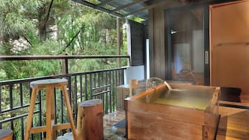 獨立浴缸和淋浴設備、水療按摩蓮蓬頭、免費盥洗用品、吹風機