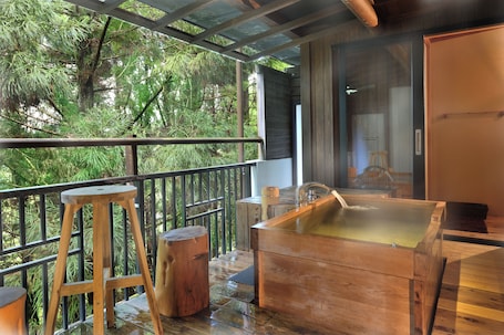 Separate tub and shower, hydromassage showerhead, free toiletries