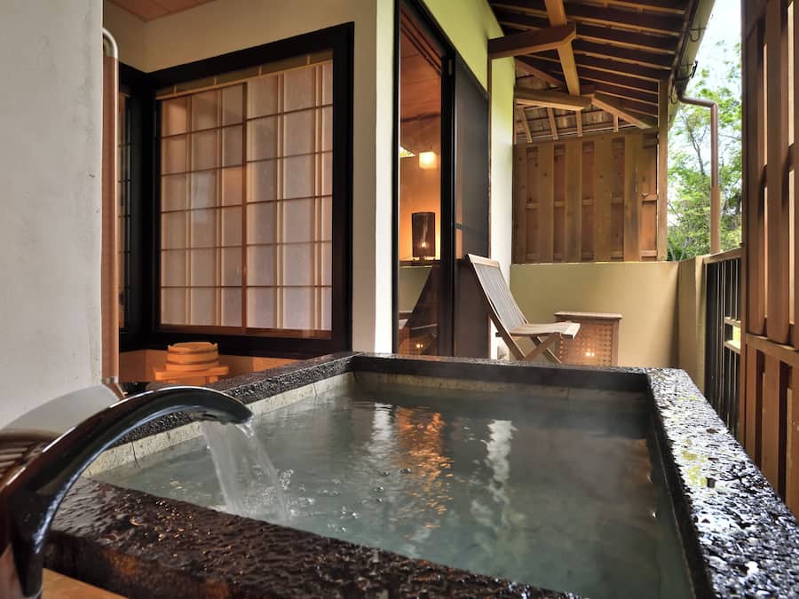 Separate bathtub and shower, hydromassage showerhead, free toiletries