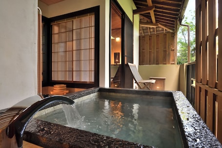 Bañera y ducha independientes, cabezal de ducha con hidromasaje. Yunogo Onsen HOTEL YUNOMORI BISYUNKAKU