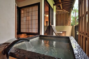 個別の浴槽とシャワー、水圧マッサージシャワー、バスアメニティ (無料)、ヘアドライヤー