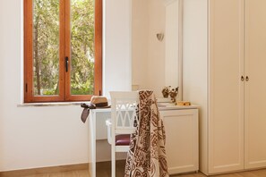 Quarto casal | Frigobar, escrivaninha, Wi-Fi de cortesia, roupa de cama