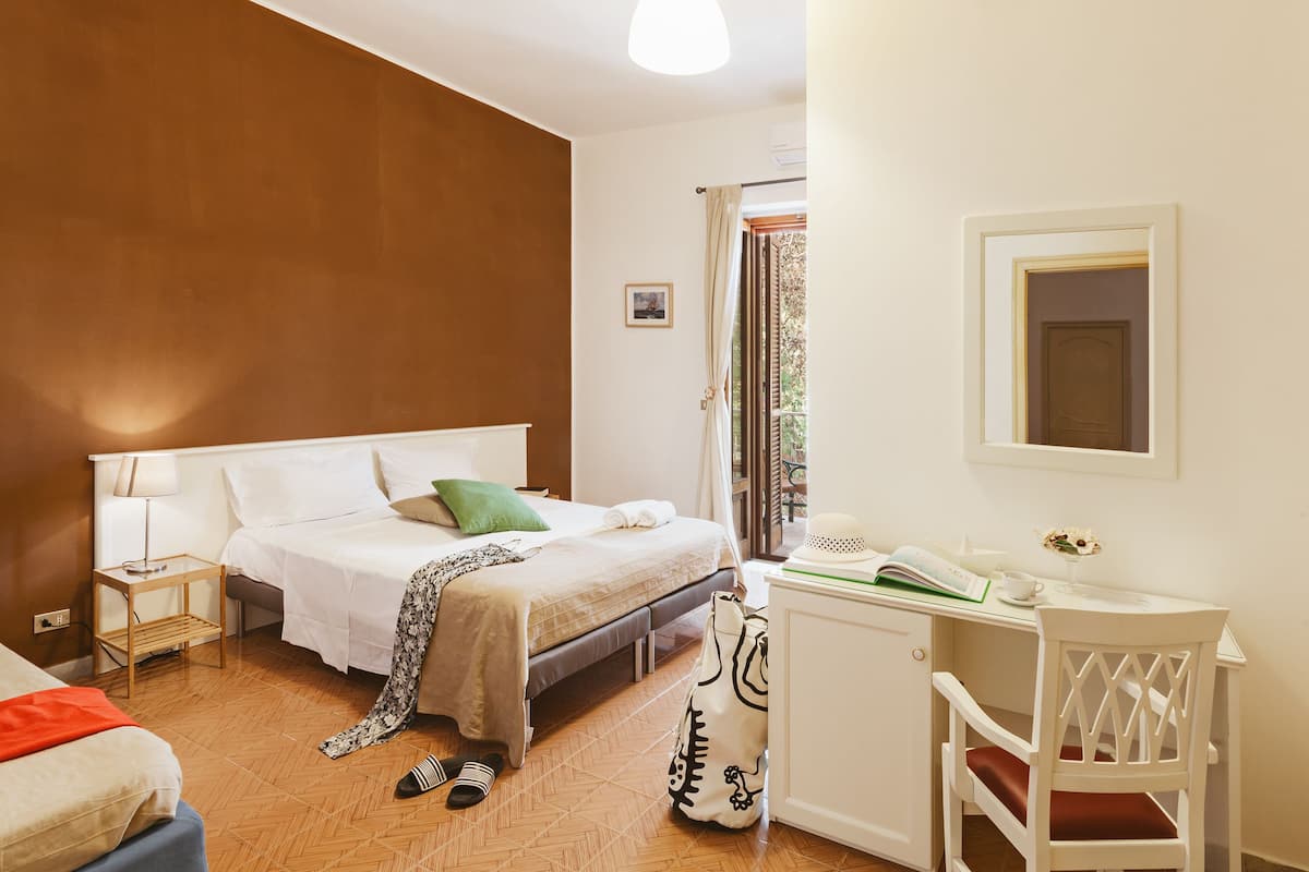 Habitación triple | Minibar, escritorio, wifi gratis y ropa de cama