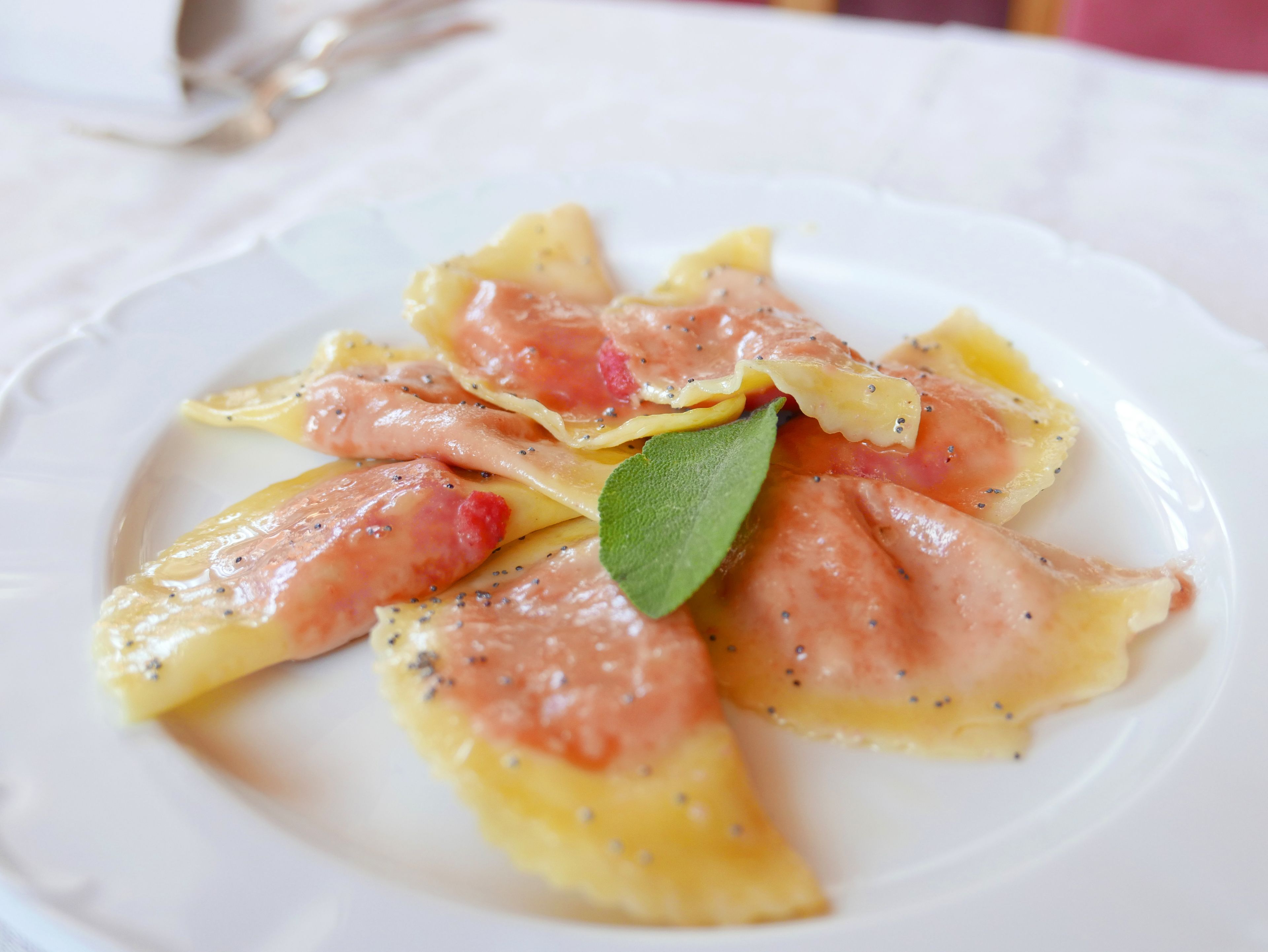 Ein Teller Ravioli mit einer Garnitur.