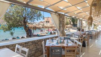 Se sirve cocina internacional (con vistas a la playa)