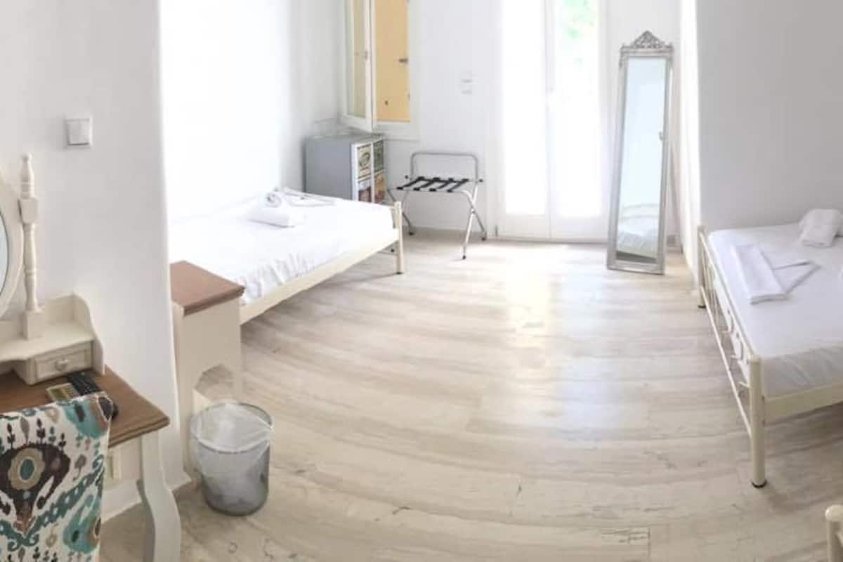 quadruple room, garden view | balcony