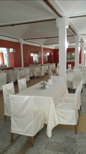 Breakfast, lunch, dinner served; international cuisine 