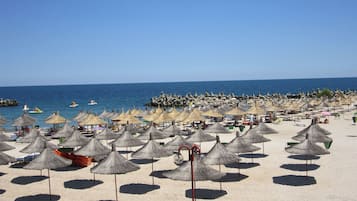 På stranden och vit sandstrand