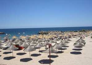 在海滩、白沙