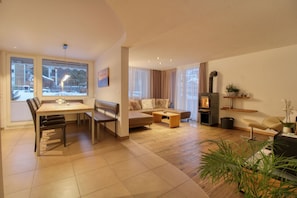 Appartement luxueux, 3 chambres, accessible aux personnes à mobilité réduite, côté jardin | Aire de séjour | Téléviseur à écran plat, lecteur de DVD, table de ping-pong