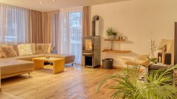 Appartamento Luxury, 3 camere da letto, accessibile ai disabili, lato giardino | Area soggiorno | TV a schermo piatto, lettore DVD, tavolo da ping pong