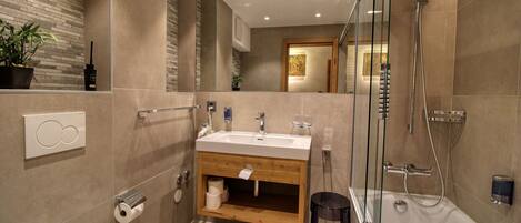 Luxury Apartment, 3 Bedrooms, Accessible, Garden Area | Bathroom | Separate tub and shower, free toiletries, hair dryer, towels