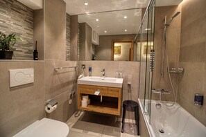Luxury Apartment, 3 Bedrooms, Accessible, Garden Area | Bathroom | Separate tub and shower, free toiletries, hair dryer, towels - Matterhorngruss Apartments (Zermatt)