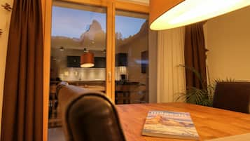 Appartamento Luxury, 3 camere da letto, vista montagna, lato montagna | Pasti in camera