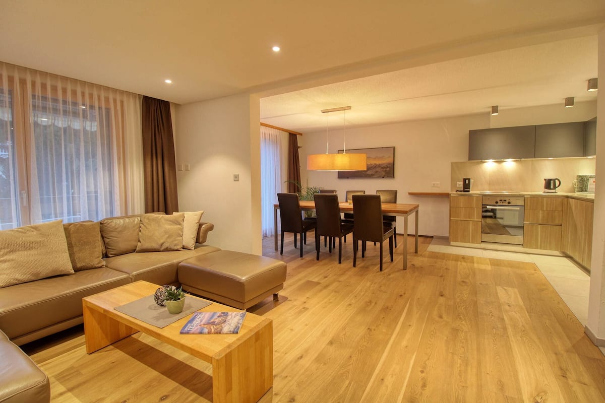 Appartement Luxe, 3 chambres, vue montagne, cÎté montagne | Coin séjour | Télévision à écran plat, lecteur de DVD, table de tennis de table