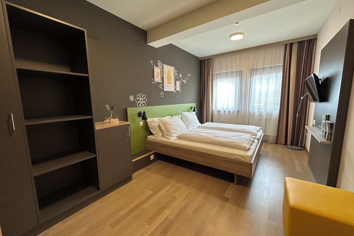 basic apartment, 2 bedrooms, non smoking (3 people) | hypo-allergenic bedding, in-room safe, desk, blackout curtains