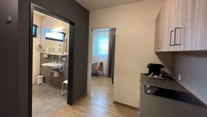 ベーシック アパートメント 2 ベッドルーム 禁煙 (3 people) | 低刺激性寝具、セーフティボックス (室内)、デスク、遮光カーテン