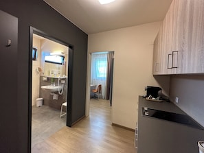 Apartment 3 Personen | Allergikerbettwaren, Zimmersafe, Schreibtisch, Verdunkelungsvorhänge