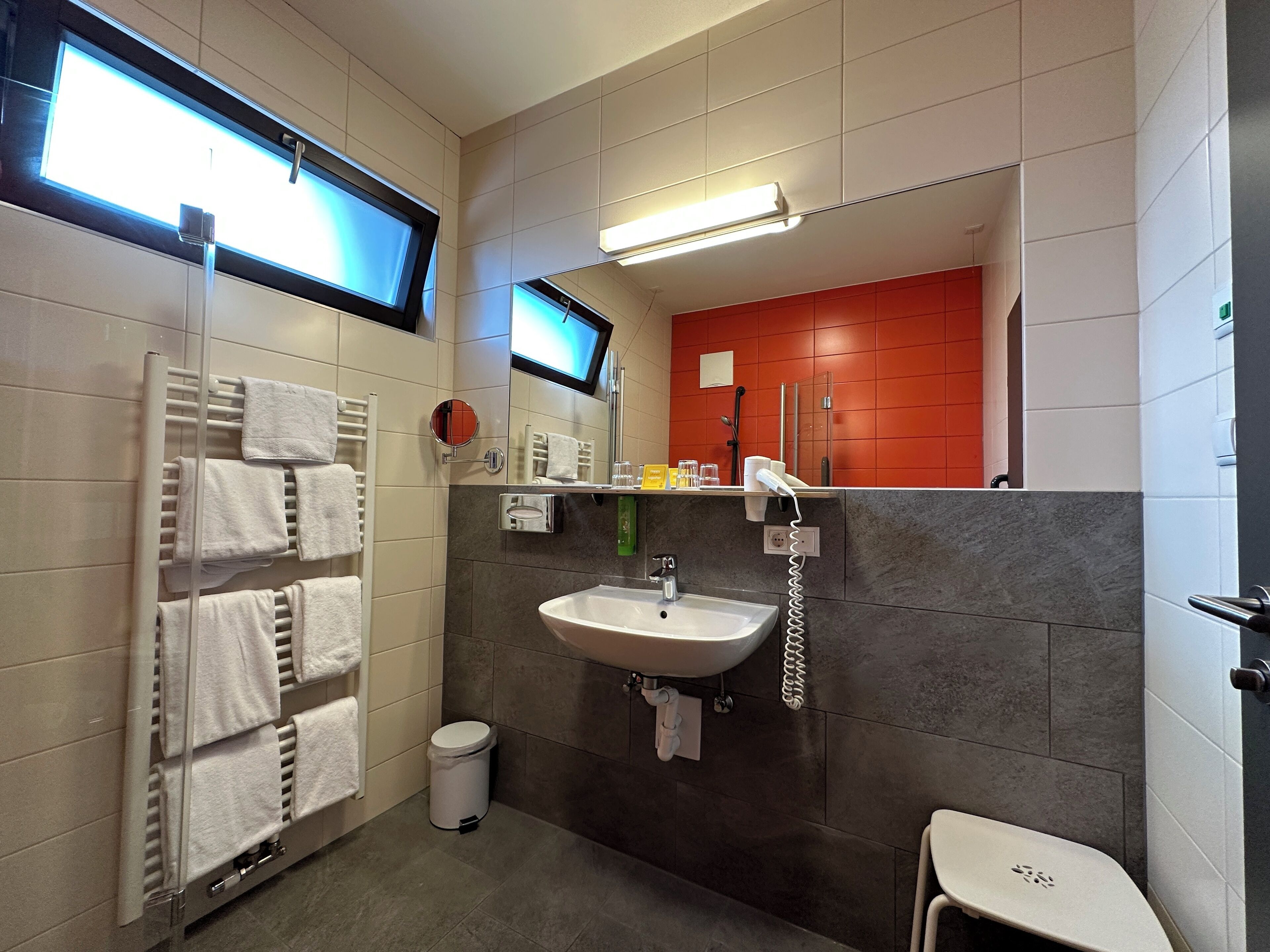 basic apartment, 2 bedrooms, non smoking (3 people) | bathroom | shower, free toiletries, hair dryer, towels