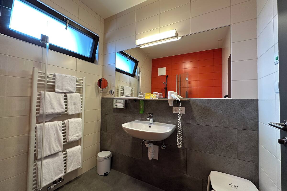 basic apartment, 2 bedrooms, non smoking (3 people) | bathroom | shower, free toiletries, hair dryer, towels