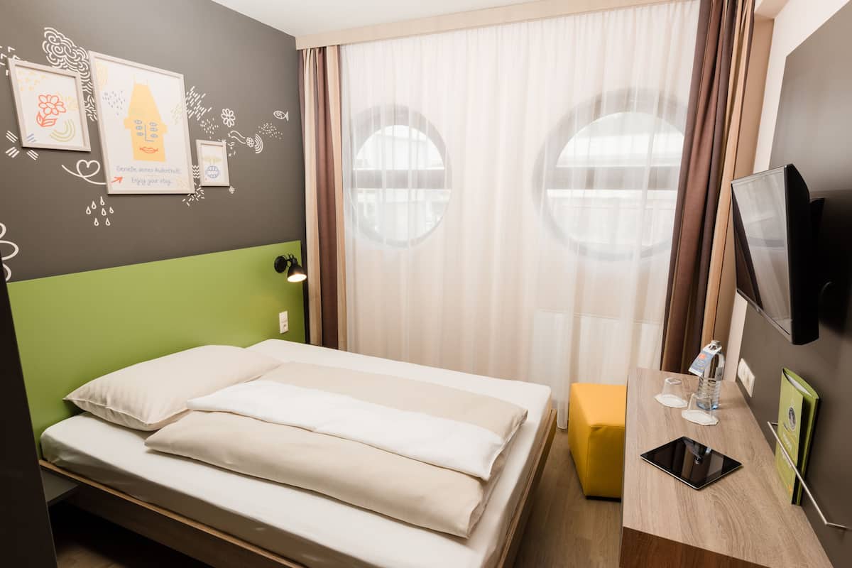 Hypo-allergenic bedding, in-room safe, desk, blackout curtains