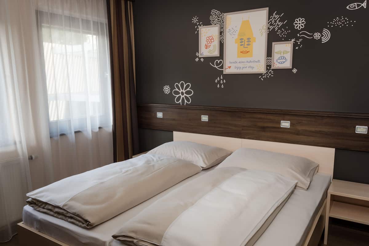 Hypo-allergenic bedding, in-room safe, desk, blackout curtains